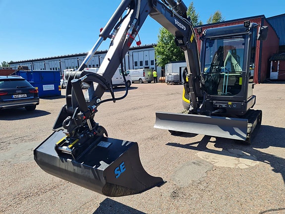 MINIGRÄVARE VOLVO ECR35D 1775 tim. NY TILT & NYA SKOPOR 5 of 9