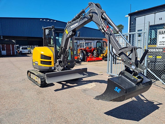 MINIGRÄVARE VOLVO ECR35D 1775 tim. NY TILT & NYA SKOPOR 4 of 9