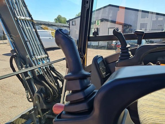MINIGRÄVARE VOLVO ECR35D 1775 tim. NY TILT & NYA SKOPOR 9 of 9
