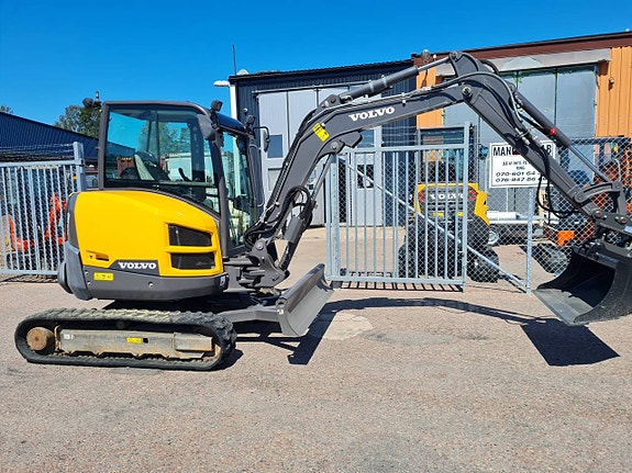 MINIGRÄVARE VOLVO ECR35D 1775 tim. NY TILT & NYA SKOPOR 3 of 9