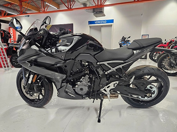 Suzuki GSX-8R 2 of 4