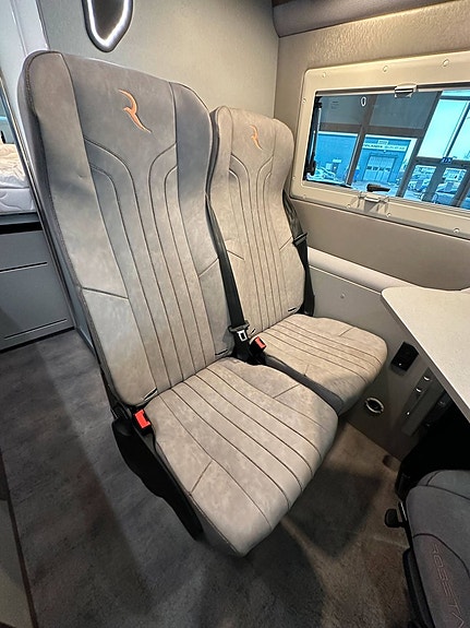 Robeta Adonis Mercedes 4x4 190HK AUT AC, INVERTER, FULLUTR! 9 of 27