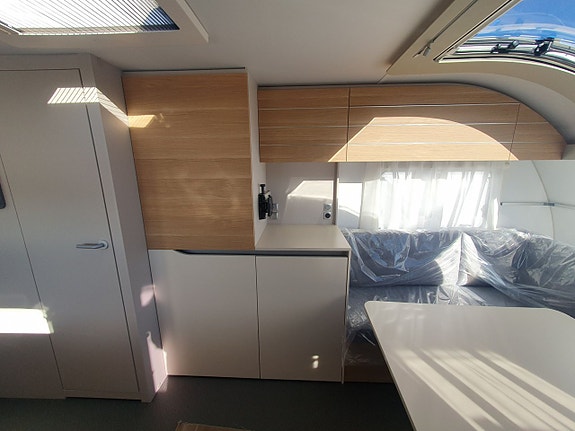 Adria Adora 593 UK 4 of 16