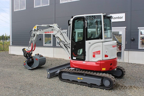 Ny Takeuchi TB335 SMP Rototilt med grip. Färdig för leverans