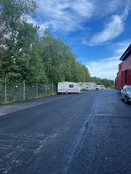 Välkommen till vår långtidsparkering för husvagn & husbil 2 of 4