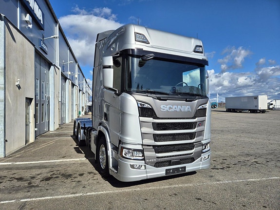 Scania R460 A6x2NB 2 of 13