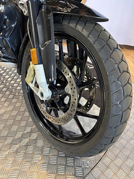 BMW R1250GS Adventure 9 of 18