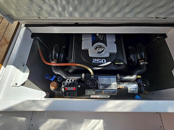 Aquador 25 HT - Mercruiser 4,5 L MPI 15 of 16