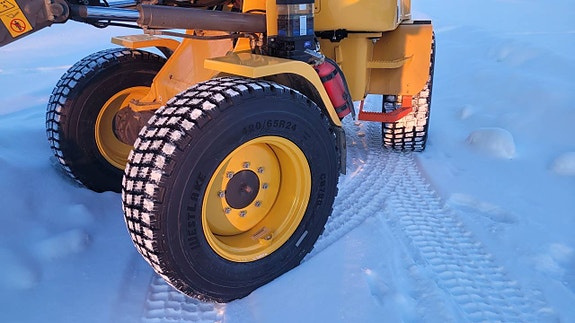 Nya vinterhjul 420/65R24 på fälg 2 of 3