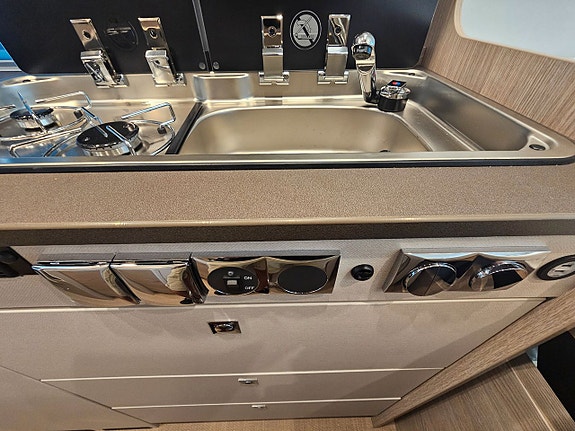 Bürstner Lineo C590 Brava AUT  598cm DIESELVÄRMARE bildel Årets Deal 729 000 KR 15 of 22