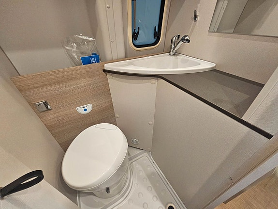Bürstner Lineo C590 Brava AUT  598cm DIESELVÄRMARE bildel Årets Deal 729 000 KR 18 of 22