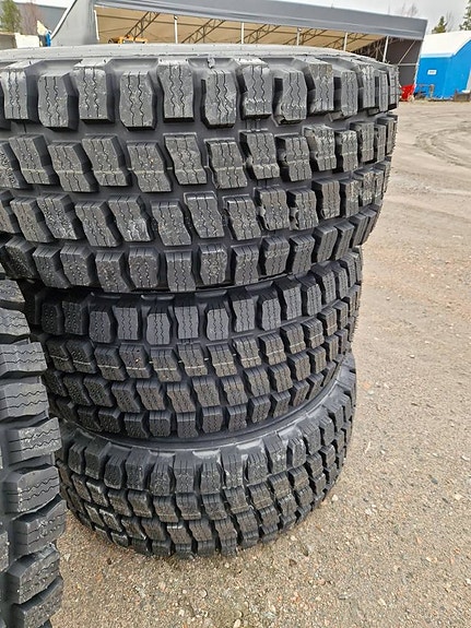 Nya vinterhjul 405/70R20 med fälg tex L30B 5 of 5