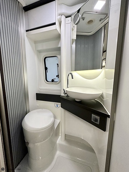 Adria Twin Supreme 640 SGX 14 of 18
