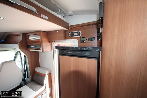 LMC Breezer Lift H 607 / Queenbed / Taksäng / Dragkrok 11 of 12