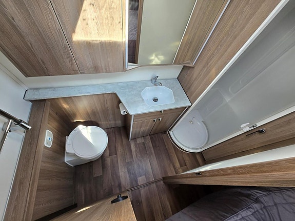 Kabe ROYAL 780 TDL FK KS E8 Frontkök Queenbed 11 of 14