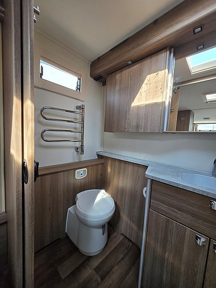 Kabe ROYAL 780 TDL FK KS E8 Frontkök Queenbed 10 of 14