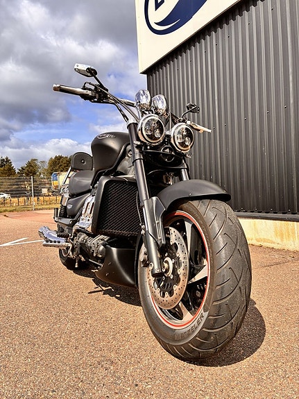 Triumph ROCKET III 2 of 8