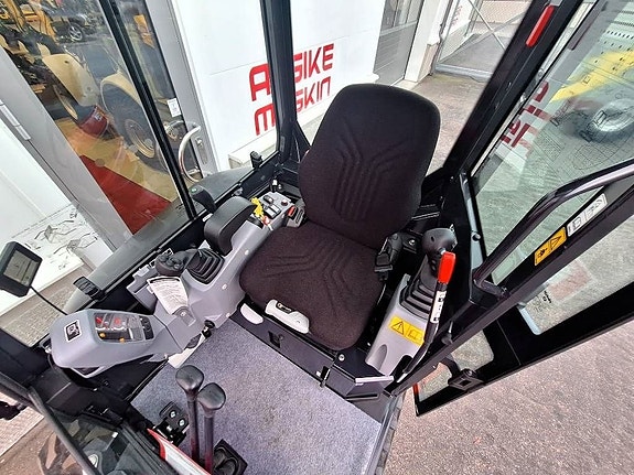 Kubota U 27-4 5 of 6