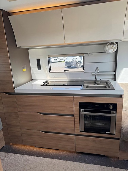 Adria ALPINA 613 UT Långbäddar, Takmonterad markis 6 of 15
