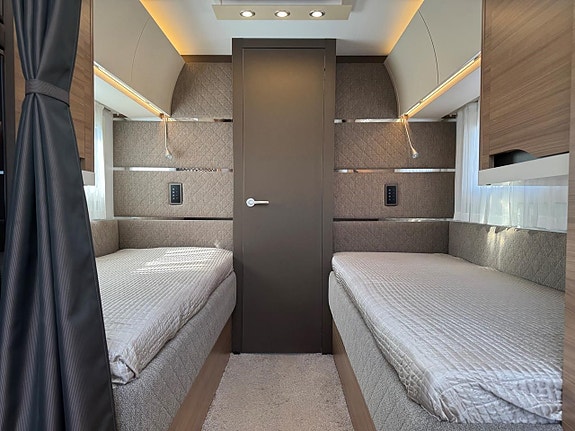 Adria ALPINA 613 UT Långbäddar, Takmonterad markis 7 of 15