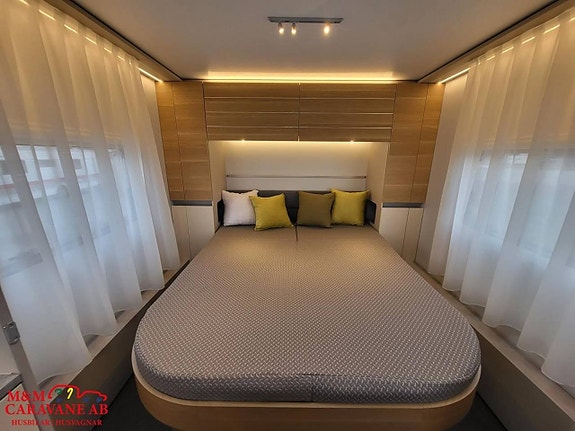Adria Adora 593 UP Queenbed 9 of 17