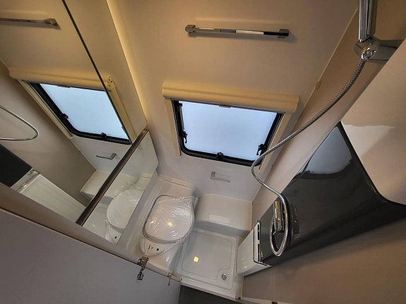 Adria Adora 593 UP Queenbed 13 of 17