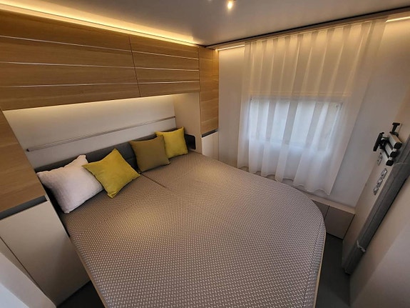 Adria Adora 593 UP Queenbed 10 of 17