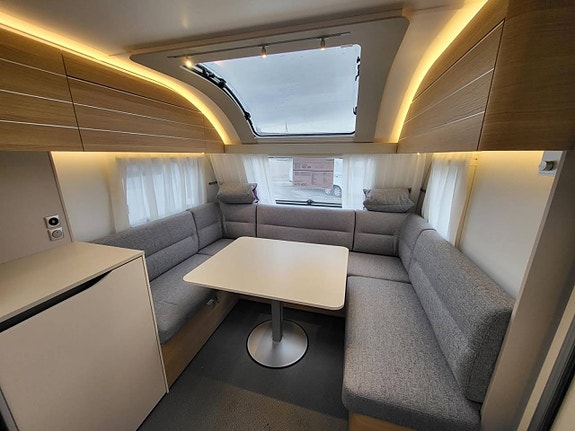 Adria Adora 593 UP Queenbed 5 of 17