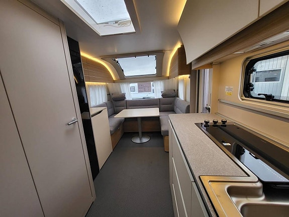 Adria Adora 593 UP Queenbed 12 of 17