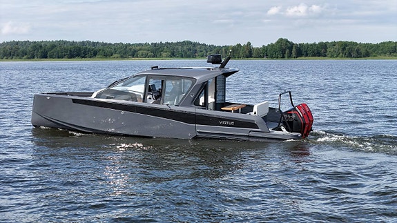 DEMOBÅT • ENDAST CA 25 TIMMAR • VARMHALLSFÖRVARAD