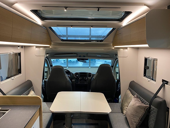 Adria Coral 670 DL Plus  3500 kg / Face to Face / Automat 140hk / B-körkort 13 of 23