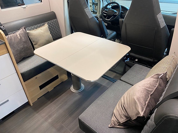 Adria Coral 670 DL Plus  3500 kg / Face to Face / Automat 140hk / B-körkort 17 of 23