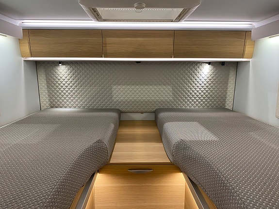Adria Coral 670 DL Plus  3500 kg / Face to Face / Automat 140hk / B-körkort 6 of 23