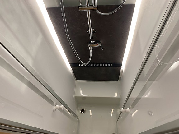 Adria Coral 670 DL Plus  3500 kg / Face to Face / Automat 140hk / B-körkort 12 of 23