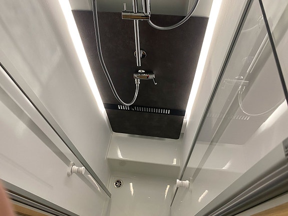 Adria Coral 670 DL Plus  3500 kg / Face to Face / Automat 140hk / B-körkort 11 of 23