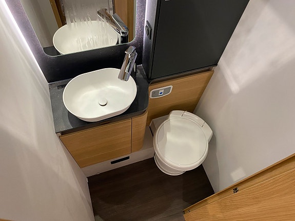 Adria Coral 670 DL Plus  3500 kg / Face to Face / Automat 140hk / B-körkort 16 of 23