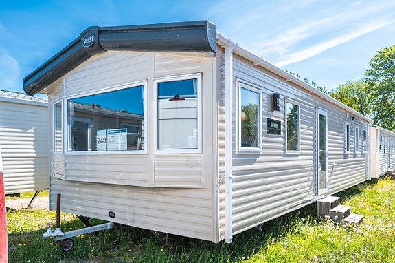 Home-car Oakley en villavagn med 3 sovrum och skinnsoffa