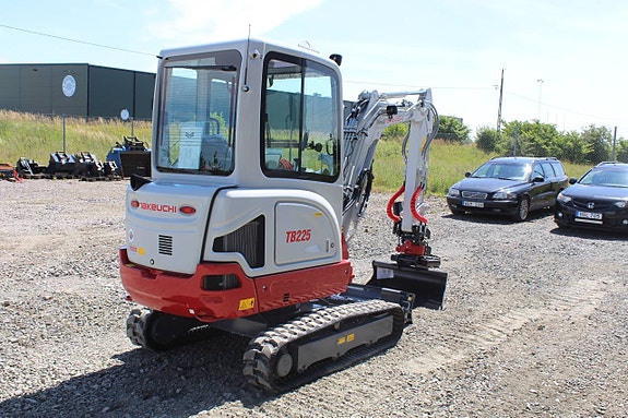 Ny Takeuchi TB225 Rototilt med grip Planeringskopa 3 of 6