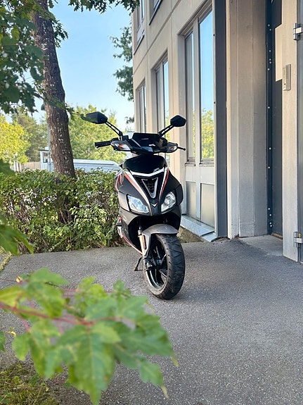 Aprilia SR50 R 2 of 4