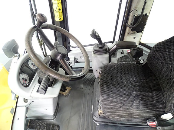Yanmar V100-5 / 36km/h / Centralsmörj / Lastarmsfjädring 5 of 6