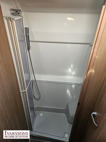 Adria Twin 640 SPX / Dubbelbädd / Dragkrok / 300W Solcell 16 of 20