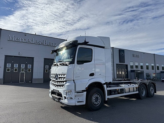 Mercedes Arocs 2853L lastväxlare omgående levernas