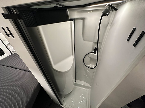 Adria Twin Supreme 600 SPB / Automat / Dieselpanna / Under 6 meter / B-körkort 15 of 20