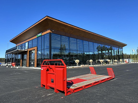 Hakarps - 6,5 meters maskinflak med löstagbara ramper