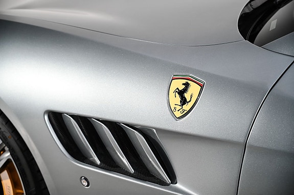 Ferrari Lusso 11 of 27