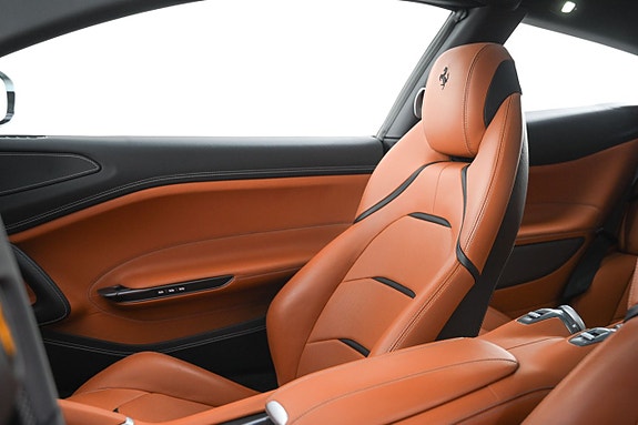 Ferrari Lusso 18 of 27