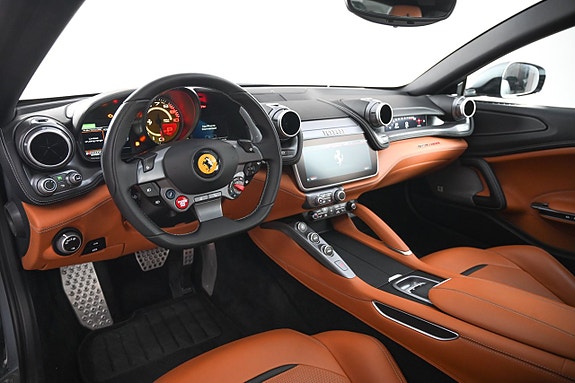 Ferrari Lusso 14 of 27