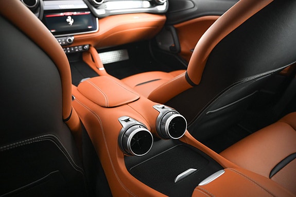 Ferrari Lusso 20 of 27