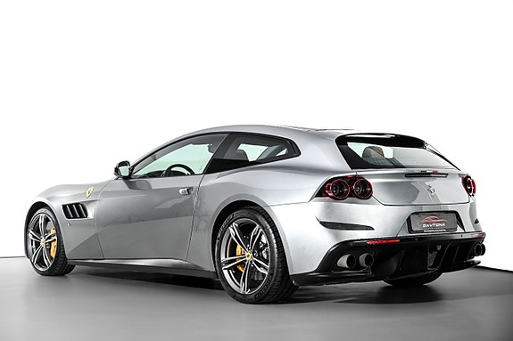 Ferrari Lusso 3 of 5
