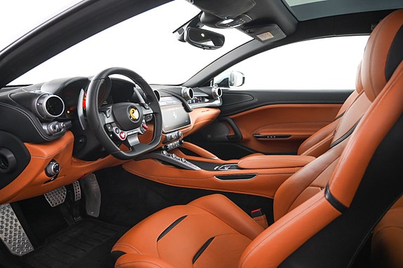 Ferrari Lusso 15 of 27